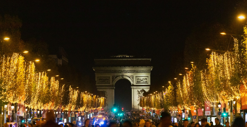 Illuminations de Noël 2024 sur les Champs-Élysées, à Paris 8ème 